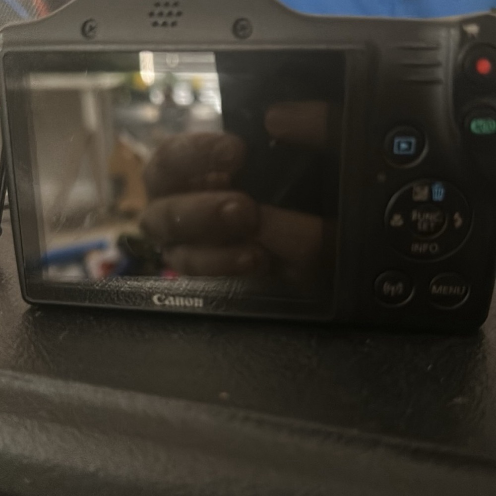 Canon camera - Picture 2 of 3